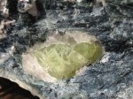 Chryzoberyl złoty beryl - kryształy w skale Namibia ok. 1200 ct